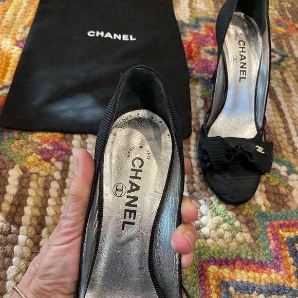 πΊππΊ Chanel Bow Heels with Pearl Logo Interlocked CCβs - Picture 10 of 12